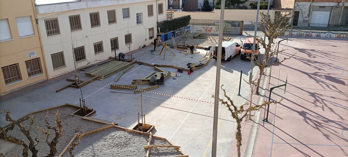 Esc_MartiPoch's tweet photo. 🪵🍃El projecte de renaturalització va visibilitzant-se.
Aquesta setmana s'estan instal•lant al pati diverses zones de joc.
Gràcies a tots els que ho esteu fent possible!
#projectepati
#somescolapública
#pressupostosparticipatius
@ajtlespluga https://t.co/hJYctAMOl3