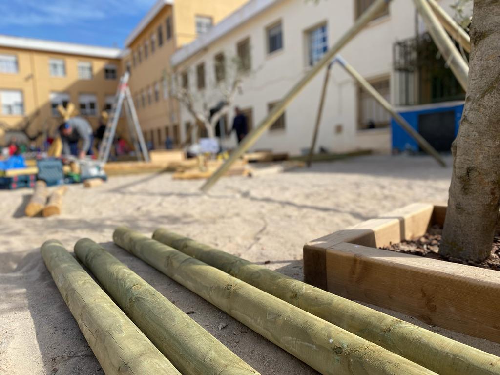Esc_MartiPoch's tweet photo. 🪵🍃El projecte de renaturalització va visibilitzant-se.
Aquesta setmana s'estan instal•lant al pati diverses zones de joc.
Gràcies a tots els que ho esteu fent possible!
#projectepati
#somescolapública
#pressupostosparticipatius
@ajtlespluga https://t.co/hJYctAMOl3