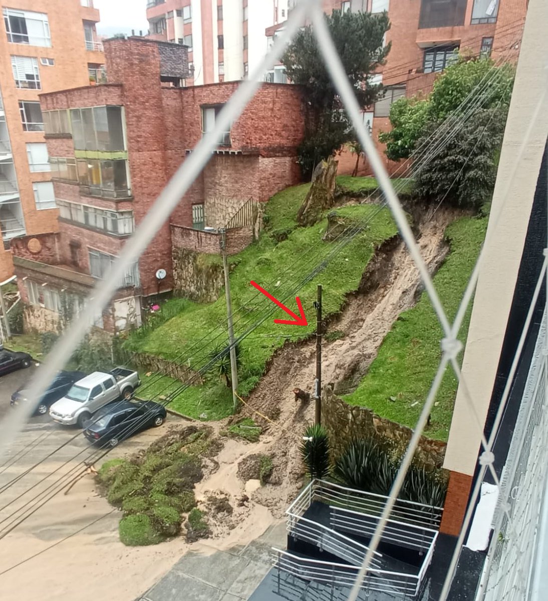 DaniAlejandroM's tweet photo. Por granizada domingo 19 marzo, hubo deslizamiento tierra en barrio El Castillo (Chapinero), llamamos al @IDIGER por riesgo de mayor deslizamiento. 

@IDIGER tomó fotos y se fue
Lluvia de hoy (28 marzo) pasó lo que ¡tenía que pasar!

Ahora ¿riesgo deslizamiento bancada calle? https://t.co/L7Xmyn1zA9