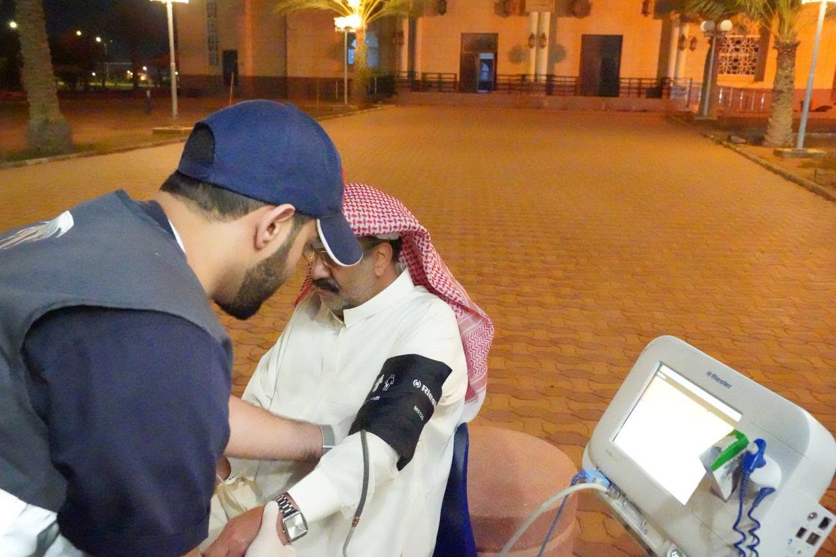 joufhealth's tweet photo. أطلقت صحة الجوف "قاقلة التطوع الصحي الرمضانية"، والتي تهدف لخدمة المصلين بجوار الجوامع بعد صلاة التروايح، بتقديم قياسات الضغط والسكر والإستشارات الطبية عبر العيادات المتنقلة. https://t.co/pZcfDNnDUr
