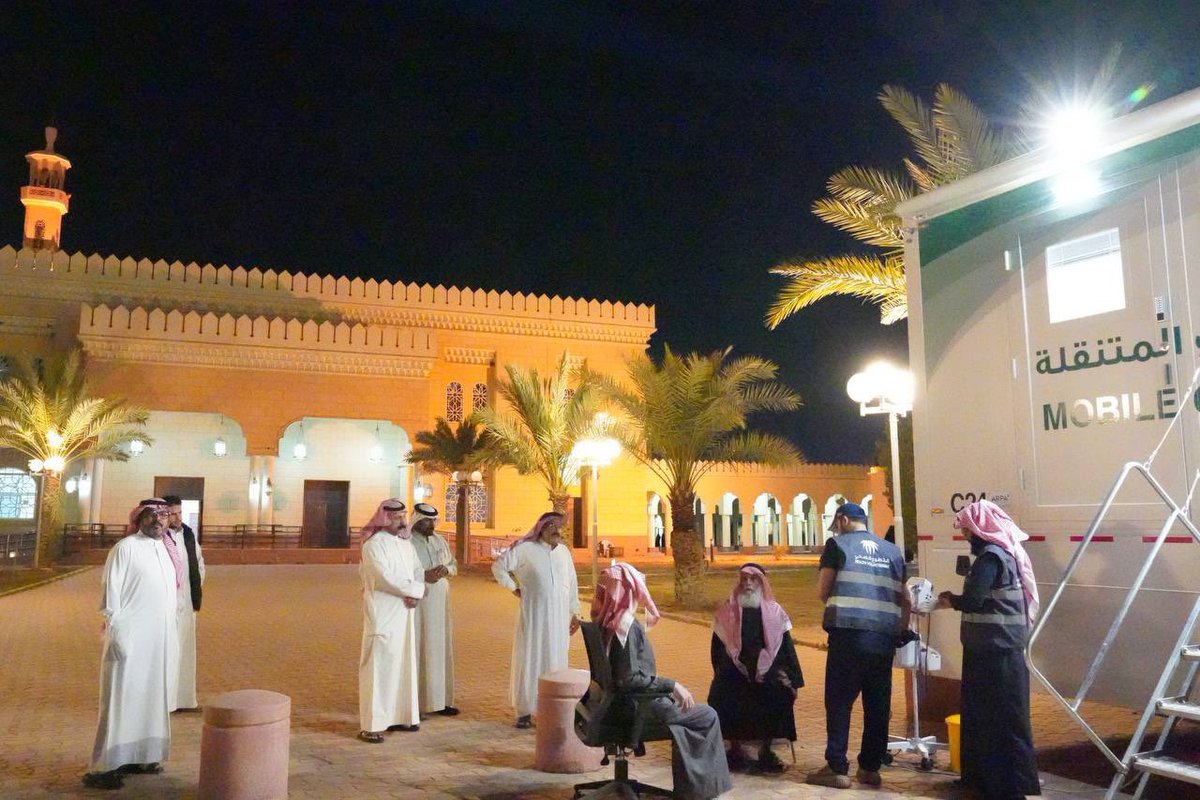 joufhealth's tweet photo. أطلقت صحة الجوف "قاقلة التطوع الصحي الرمضانية"، والتي تهدف لخدمة المصلين بجوار الجوامع بعد صلاة التروايح، بتقديم قياسات الضغط والسكر والإستشارات الطبية عبر العيادات المتنقلة. https://t.co/pZcfDNnDUr