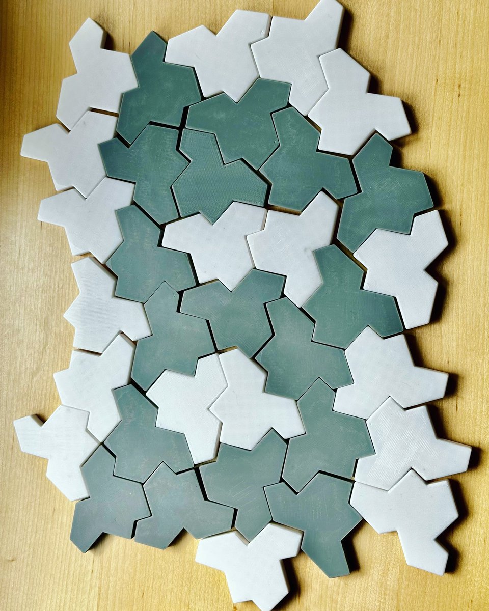 MakerWiz's tweet photo. Hat Polykite, the World’s 1st Aperiodic Monotile, can tile a surface to infinity with no repeating patterns! #3dmodel #3dprinting @makerwiz #3dprinter @josefprusa #pla @botfeeder #hatpolykite #aperiodicmonotile #einstein #tiling #infinity #makersgonnamake https://t.co/2fqPbQTDB5 https://t.co/49MZATxeNd