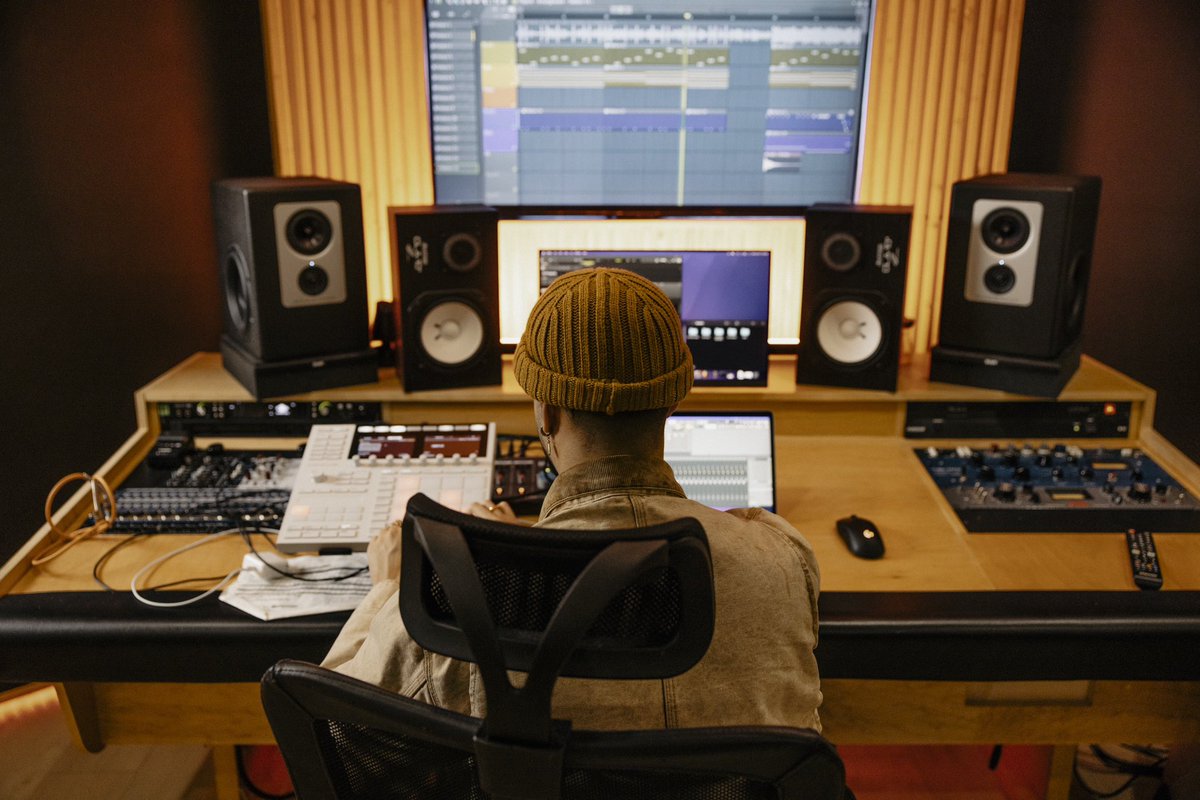 zenseizensei's tweet photo. i really worked so hard on this… it almost crushed me. who would have thought #destinationheartbreak would turn into a whole album? i hope you guys will like it. the album, april 11 💔 https://t.co/S5rsKoMyly