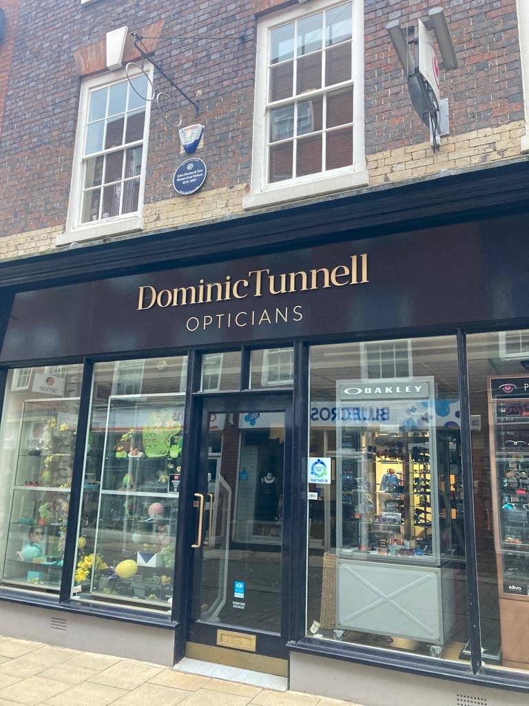 HawfordFarm's tweet photo. Real missed marketing opportunity for this Worcester optician! #tunnellvision https://t.co/V7m6RvgB83