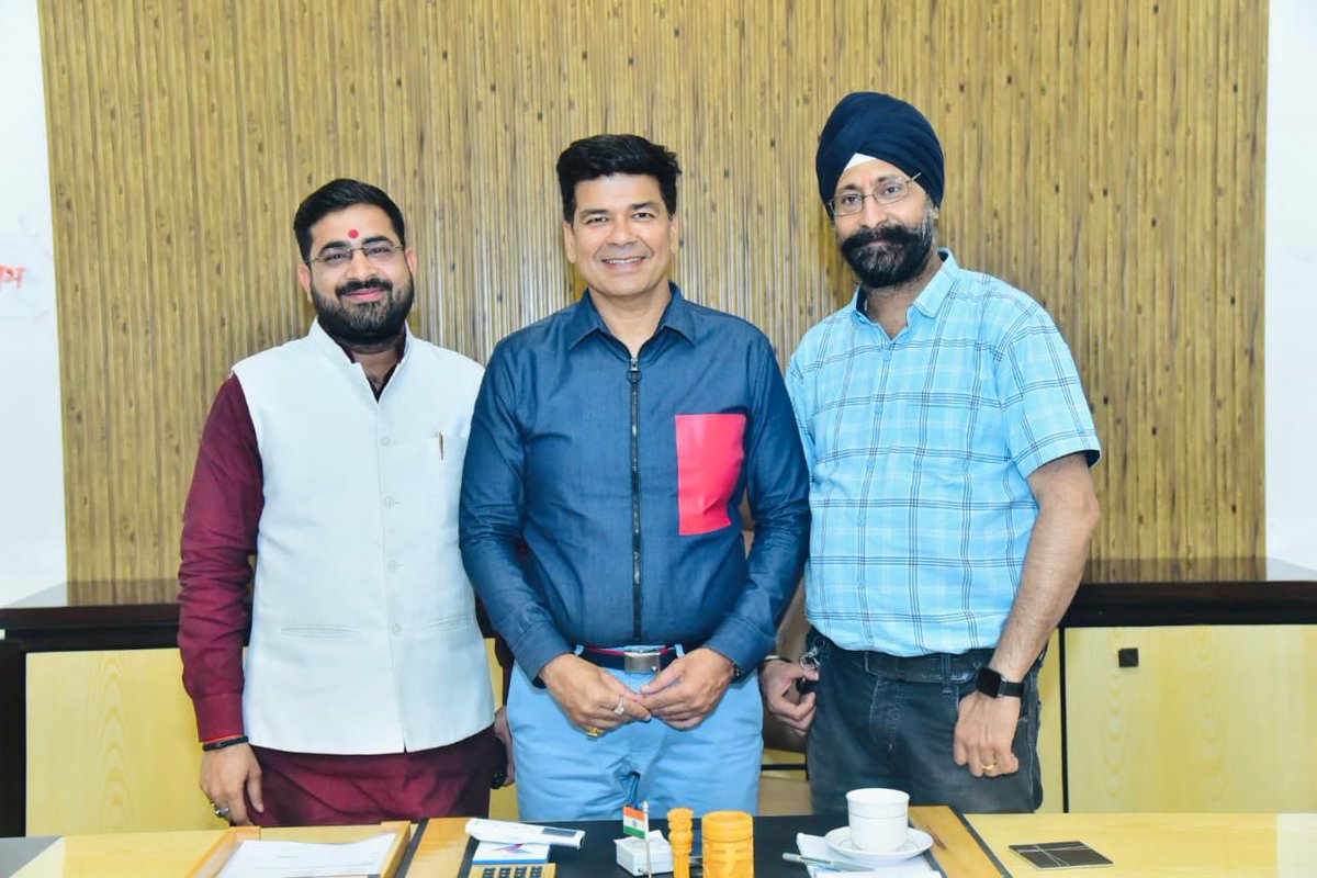 UmeshGautamBJP's tweet photo. आज कैम्प कार्यालय में जनता जनार्दन से भेंट की और उनसें बरेली में हो रहे विकास कार्यों की चर्चा की।
@myogiadityanath
@brajeshpathakup
@bhupendraupbjp
@sunilbansalbjp
@bjp4up
@bjp4india
#DrUmeshGautam #Bareilly #PublicHearing #AddressingIssues #Public #Office #SocialWelfare #Work #Redressal
