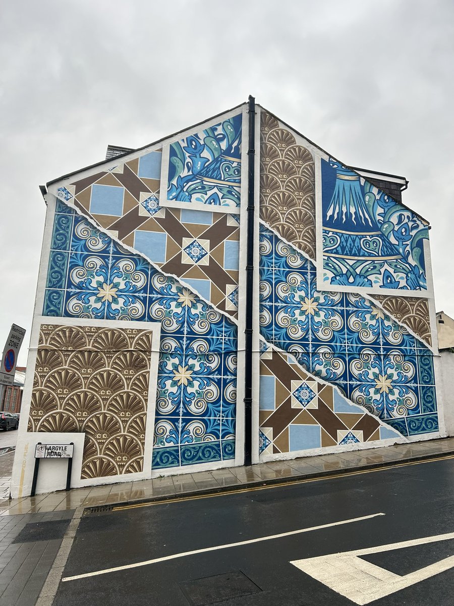 Transform_Leeds's tweet photo. We went to see @addfuel new artwork commissioned by @EastStreetArts for @LEEDS_2023. We are fans ! Great to see the streets near our office looking less grey. #acitylessgrey https://t.co/eolWhYEi8B