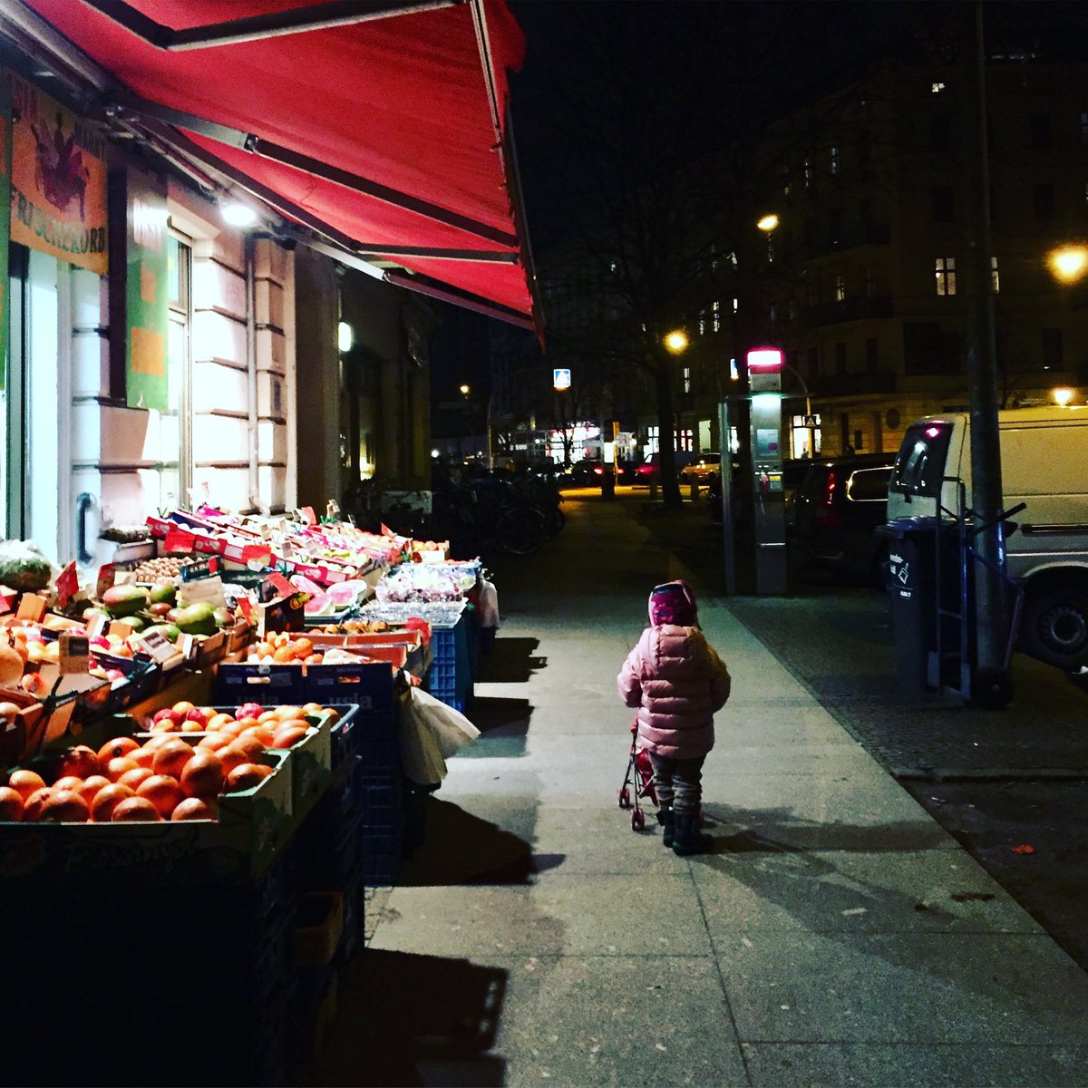slowberlin's tweet photo. These nocturnal flaneurs are getting younger and younger… 💕 #berlin #walkingberlin https://t.co/ftWm6U8T3R