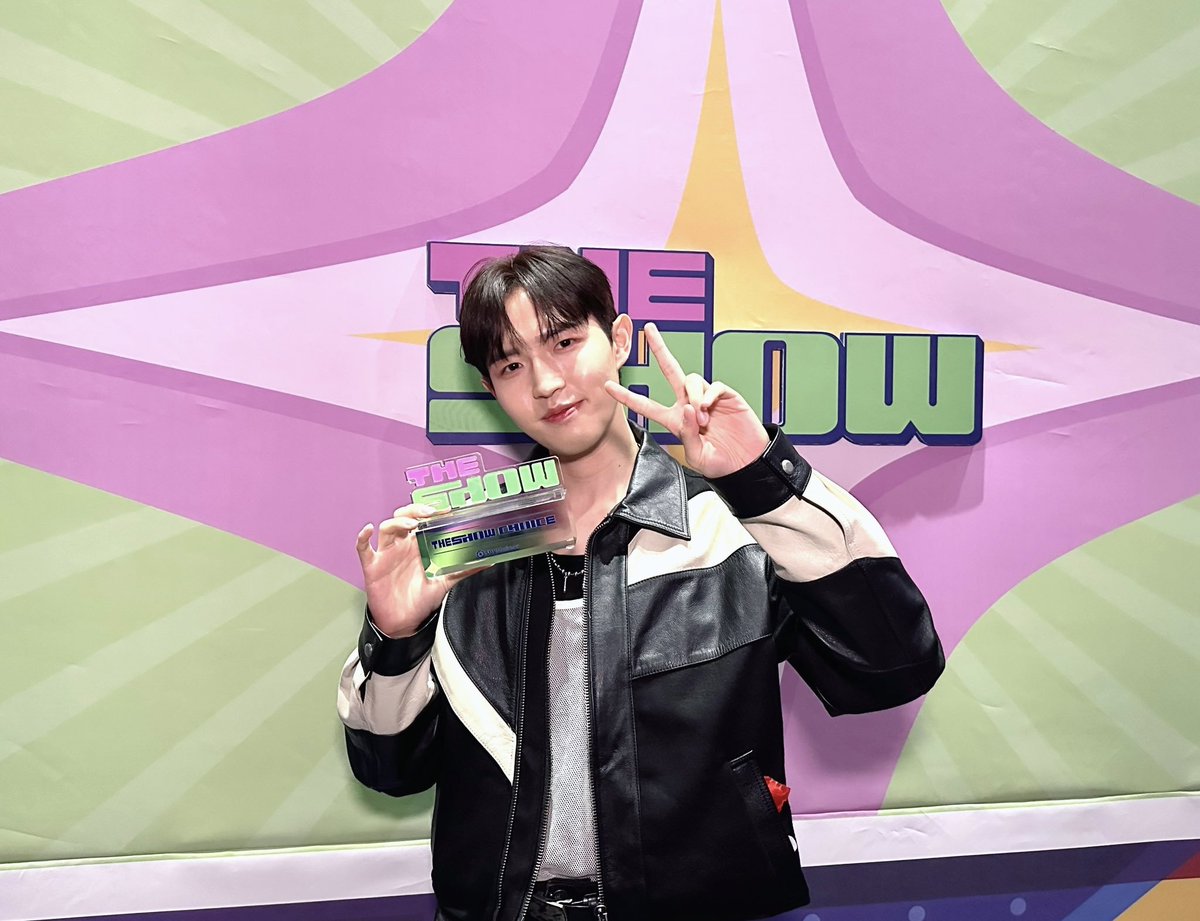 bloglaBANANA's tweet photo. El artista #KIMJAEHWAN #김재환 @KJH_officialtwt ha ganado hoy en el programa <THE SHOW>

🎶¡Muchas felicidades!🤩🎶

Ha sido con su nuevo trabajo #Spring_Breeze y se convierte en la tercera victoria de su carrera. 
#SpringBreeze1stWin #KimJaeHwan3rdWin https://t.co/twECdfTgJJ
