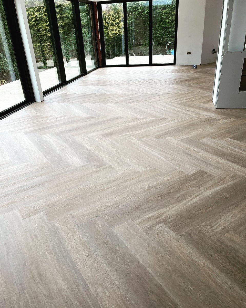 DesignFloorsSK's tweet photo. Invictus lvt going down in #hale #CHESHIRE 100m2 done another 100 to go!😅😎🐝🐝🐝 #interiordesign #Manchester #designfloorsMCR #woodflooring #lvtflooring #stockport https://t.co/mXnBuzdQwQ
