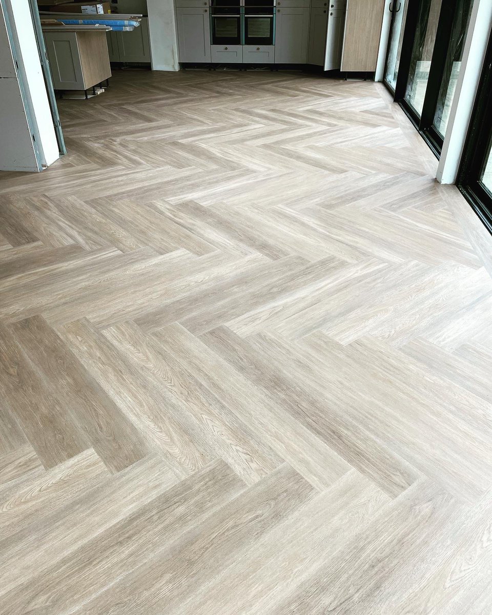 DesignFloorsSK's tweet photo. Invictus lvt going down in #hale #CHESHIRE 100m2 done another 100 to go!😅😎🐝🐝🐝 #interiordesign #Manchester #designfloorsMCR #woodflooring #lvtflooring #stockport https://t.co/mXnBuzdQwQ