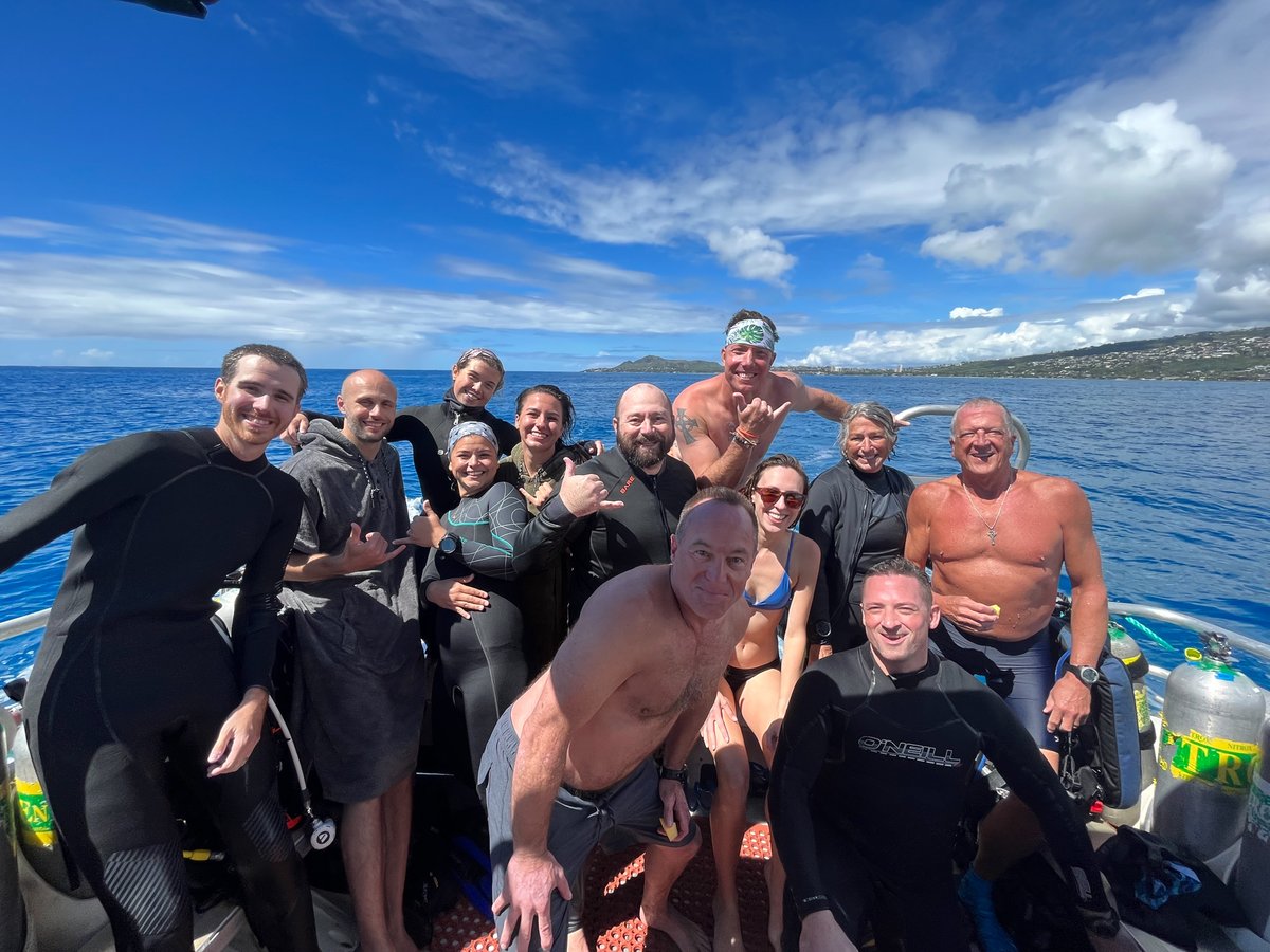 dive_aaron's tweet photo. Another great day!🤙
.
.
#scubadiving #scuba #diving #dive #hawaii #oahu #greatpeople #fun #shaka #oahu #padi #boat #boating #boatlife #divebuddies #pals #squad https://t.co/ybjB5Fq6RT