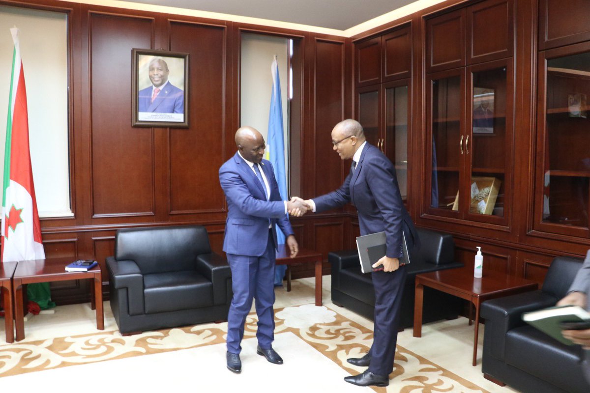 OED_AfG1_WBG's tweet photo. A productive engagement between Dr. Floribert Ngaruko, Executive Director of @WorldBank Group, &amp; H.E. Gervais Ndirakobuca, Burundian Prime Minister, to discuss #Burundi's macroeconomic development agenda &amp; ways to strengthen the partnership with @WorldBank. #partnership 🇧🇮 https://t.co/dR2tkhCJT6