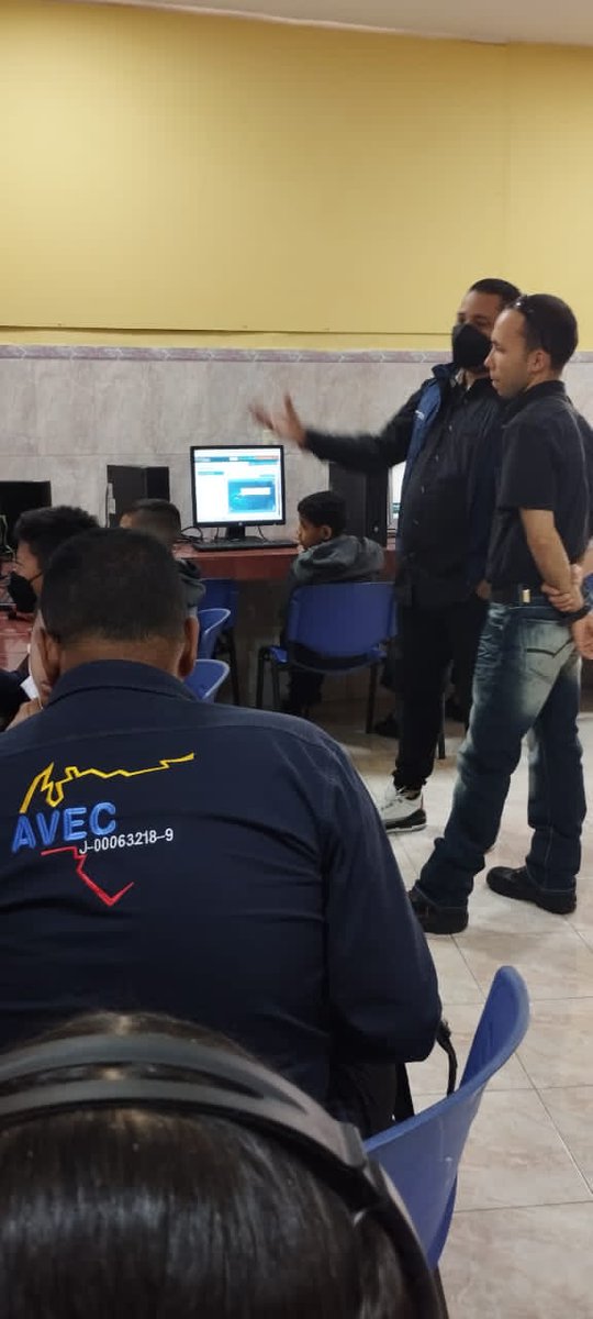 avec_sc's tweet photo. Hoy nuestro equipo de #EFAVEC, junto a Telefónica y Oportunitas, visitó dos de nuestros centros en la Cota 905 para observar las modalidades de atención del proyecto #DocenteDigital que implementamos en algunas de nuestras escuelas. https://t.co/r65qy3d111