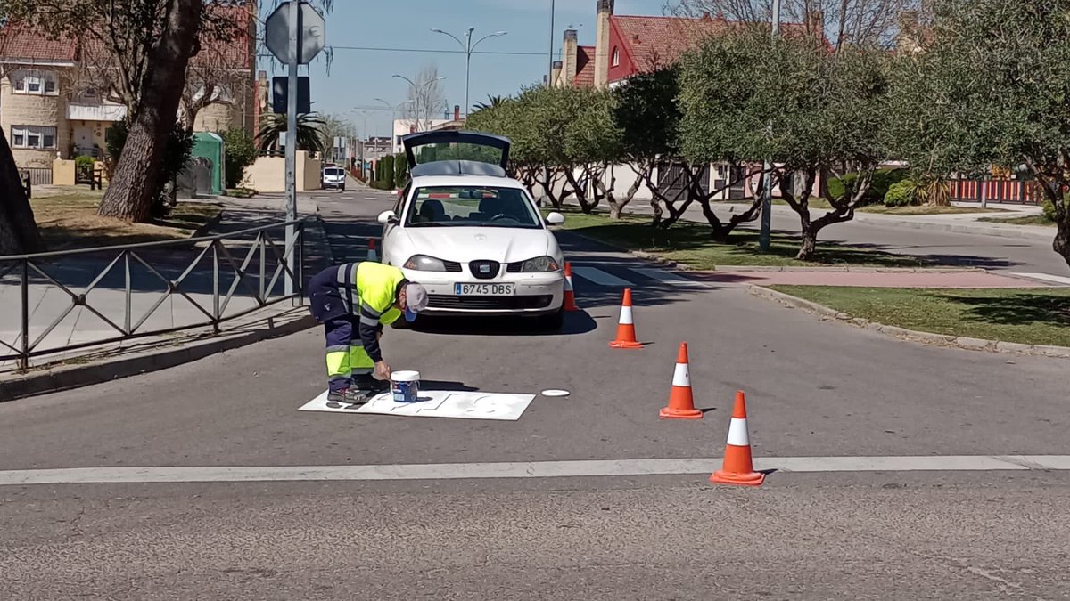 rodriguez_cuqui's tweet photo. Imágenes del trabajo de hoy
Seguimos
#TorrejonDeLaCalzada
#desbroceAceras
#PinturaBancos
#PasoDePeatones
#parques
#mantenimientoTC https://t.co/1yq7U8CLlk