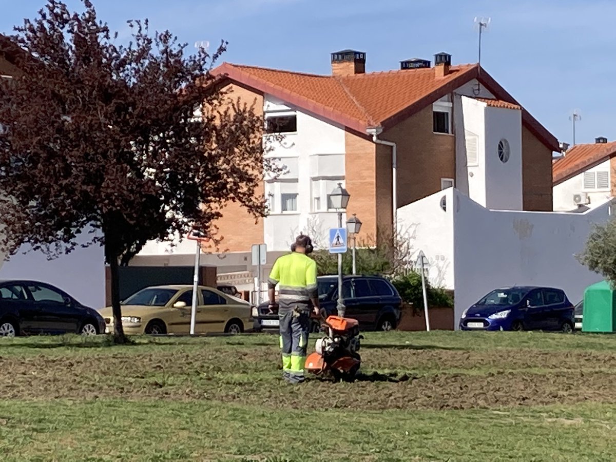 rodriguez_cuqui's tweet photo. Imágenes del trabajo de hoy
Seguimos
#TorrejonDeLaCalzada
#desbroceAceras
#PinturaBancos
#PasoDePeatones
#parques
#mantenimientoTC https://t.co/1yq7U8CLlk