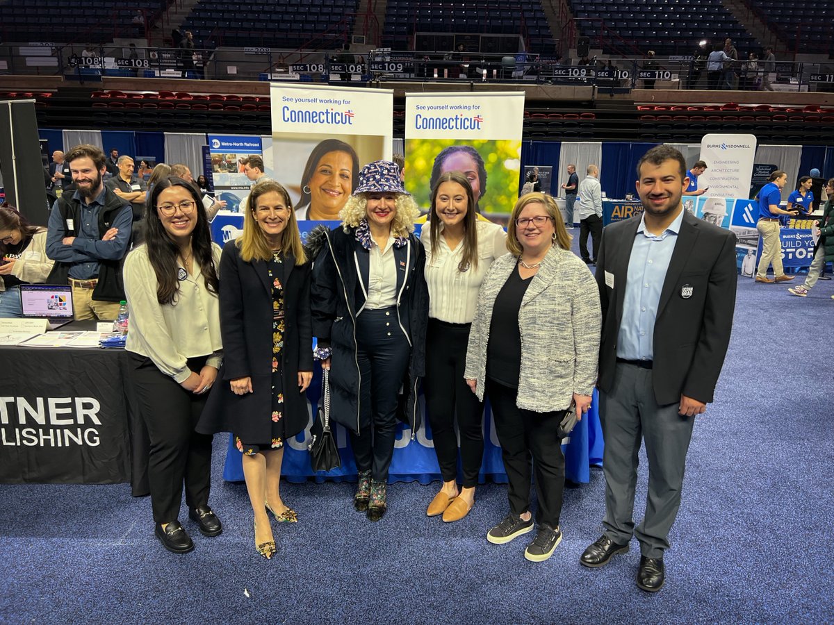 ConnDAS's tweet photo. Today, Commissioner Gilman joined @LGSusanB + @UConnPresident at @UConn's Gampel Pavilion for a job fair!

DAS' Talent Solutions + EEO teams were on-site to speak with students about full-time jobs, internships, and summer employment with the State of CT.

P.S. Go @UConnMBB! 🏀 https://t.co/Tqu3GHWFtx