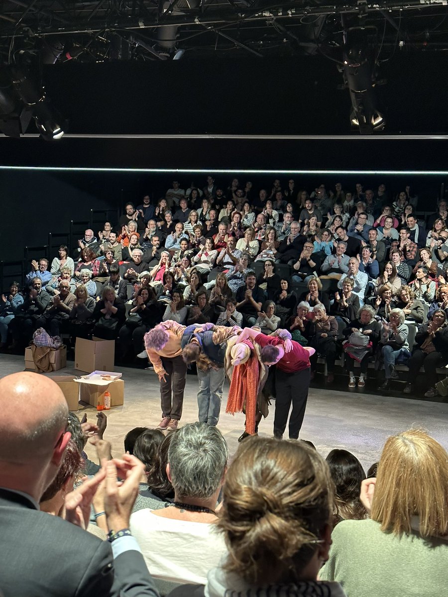adammartinsk's tweet photo. Acabo de veure #Costdevida a la @La_Villarroel. Quina cosa tan preciosa i quins actorassos damunt de l'escenari.  Les coses petites de la vida, els detalls insignificants que ho capgiren tot.
@Larsgez, Anna Sahun, @PauRocaWeb,  @katrinvankova https://t.co/s28HqBHbaR