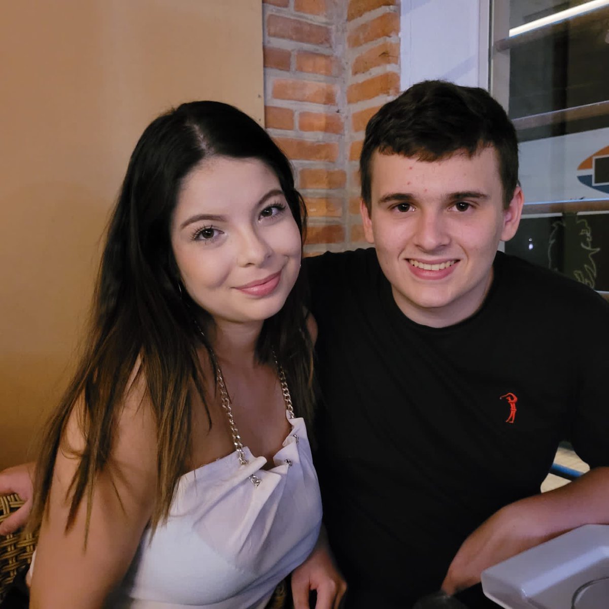 mallumello_'s tweet photo. No primeiro dia de aula do CTISM horrível de quente, depois do almoço decidi junto com a minha amiga descansar no DECTI, sentei em uma cadeira e caí na frente dele, depois de alguns meses nos reencontramos e ficamos juntos. São 2 anos com ele de muitos que virão 🫶 https://t.co/HnjahX76Ua