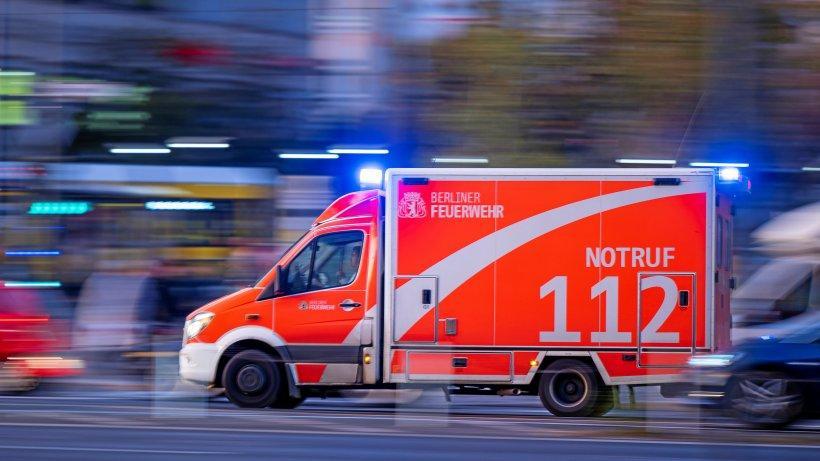 BM_Polizei's tweet photo. Ungewöhnlicher Einsatz für die Feuerwehr in der Maxstraße: Passanten hörten Hilferufe, ein Mann steckte in einem Schornstein fest. https://t.co/q6RI1aJqPP https://t.co/fmRIrapSlu