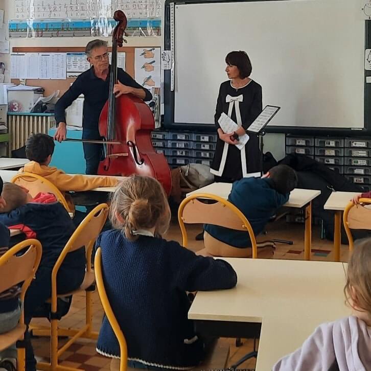 fmsperpignan's tweet photo. Le Festival à l'École : le contrebassiste Hervé Rémond et les musiciens du Cervin Quartet à la rencontre des élèves à #Perpignan. Retrouvez Hervé le 29 mars au Couvent des Minimes autour de la création de son œuvre 'Vendredi à Ténèbres'. @MairiePerpignan #eveilmusical @BonetAndre https://t.co/MXO6lz2zgn