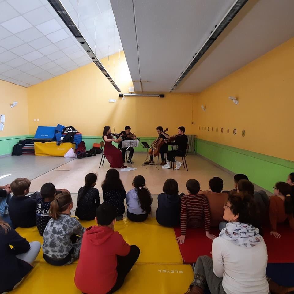 Le Festival à l'École : le contrebassiste Hervé Rémond et les musiciens du Cervin Quartet à la rencontre des élèves à #Perpignan. Retrouvez Hervé le 29 mars au Couvent des Minimes autour de la création de son œuvre 'Vendredi à Ténèbres'. <a href="/MairiePerpignan/">Ville de Perpignan</a> #eveilmusical <a href="/BonetAndre/">André Bonet Ⓜ️🇫🇷</a>