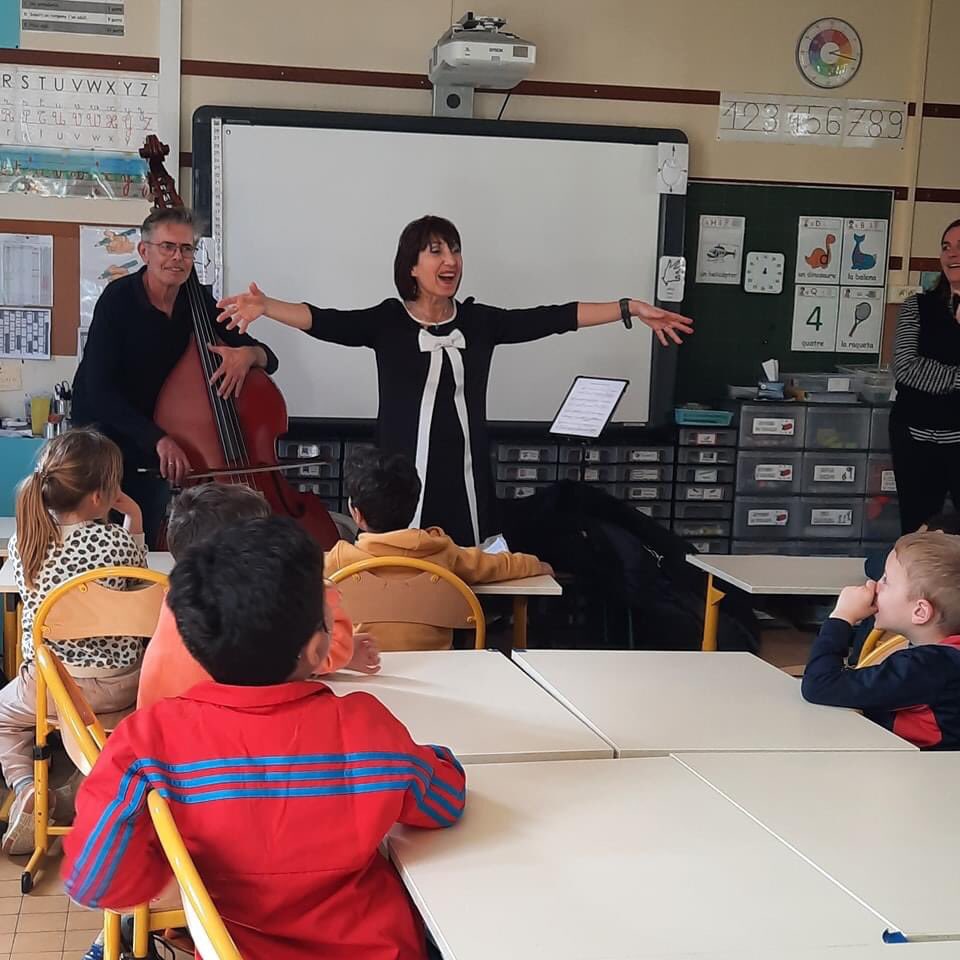 fmsperpignan's tweet photo. Le Festival à l'École : le contrebassiste Hervé Rémond et les musiciens du Cervin Quartet à la rencontre des élèves à #Perpignan. Retrouvez Hervé le 29 mars au Couvent des Minimes autour de la création de son œuvre 'Vendredi à Ténèbres'. @MairiePerpignan #eveilmusical @BonetAndre https://t.co/MXO6lz2zgn