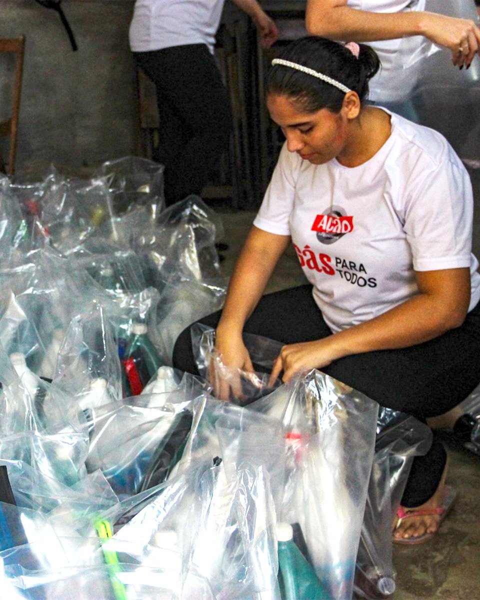 acaodacidadania's tweet photo. Imagine a situação: muitas pessoas perderam TUDO. Então, além de alimentos, elas precisam de recursos para cuidarem da saúde também. É aí que entram esses kits.
Infelizmente, o estado do MARANHÃO também está agonizando com catástrofes naturais. A nossa ajuda é necessária lá tbm. https://t.co/4VdNuMOuH4