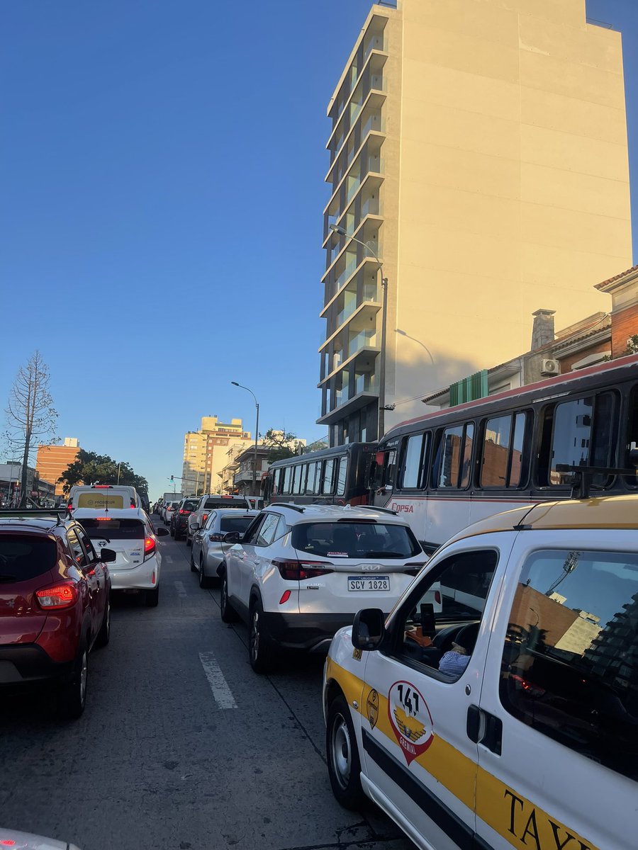 JBarriosBove's tweet photo. Montevideo 18:10 hs, en las horas pico se hace imposible circular por la ciudad.
Cuales son los planes de la Intendencia para cambiar esta realidad? https://t.co/8TbOnRqhNa