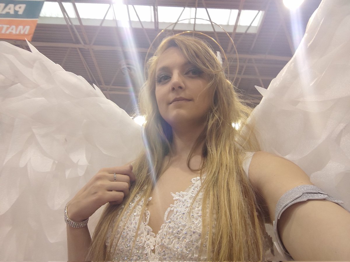 AligaPrime's tweet photo. #angel #demon https://t.co/Dvn3H2ojUR