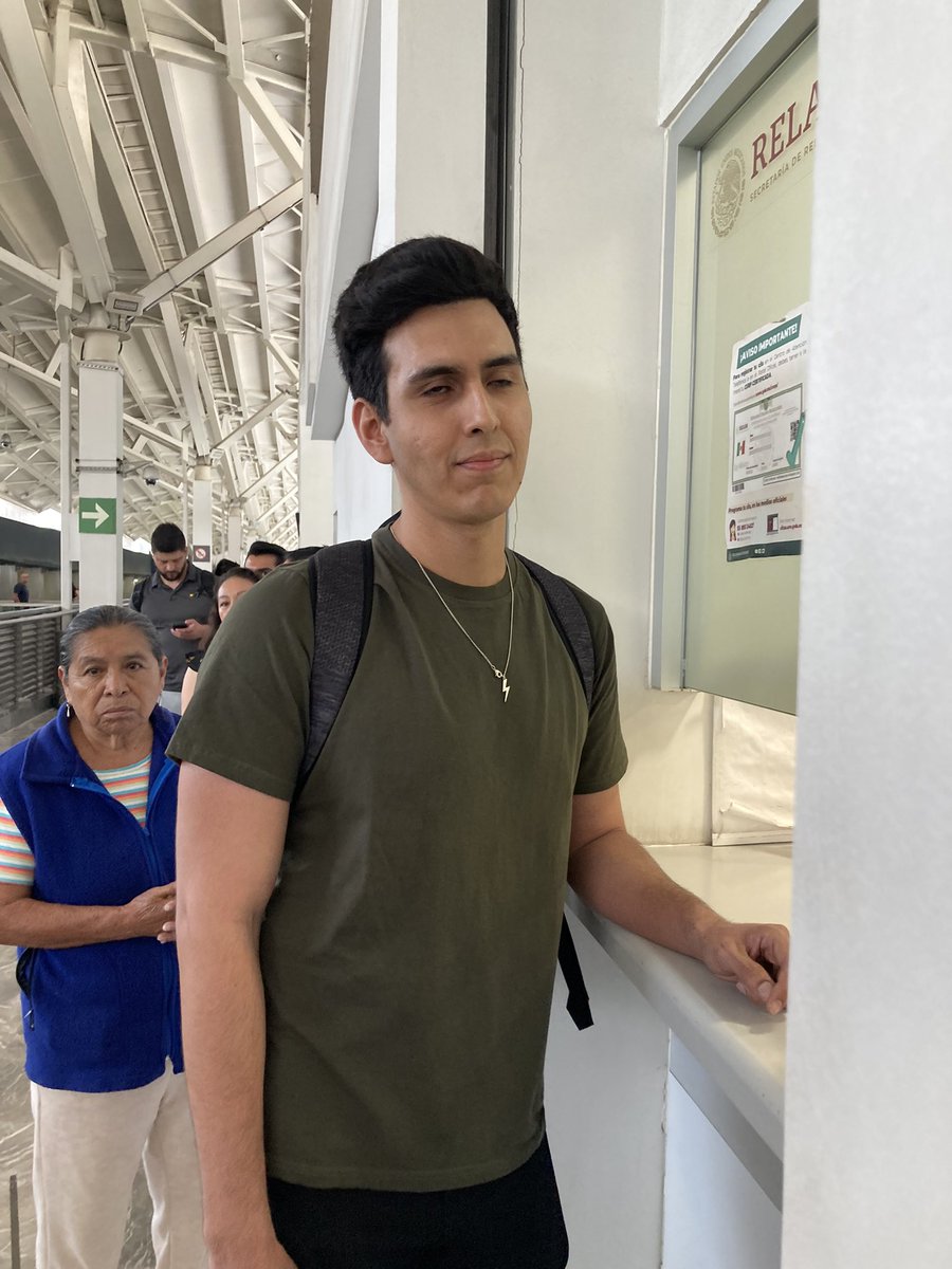 igualquelasalsa's tweet photo. Fui al aeropuerto a acompañar a mi jefe de 90 años por su pasaporte porque hoy sale su vuelo, no hay donde sentarse y me acerque a la ventanilla a preguntar si mi jefe debía formarse. Este hombre me dio un CODAZO y me EMPUJÓ diciéndome que me quitara, le dije que no me tocara (1) https://t.co/nCWUDf2Q8r