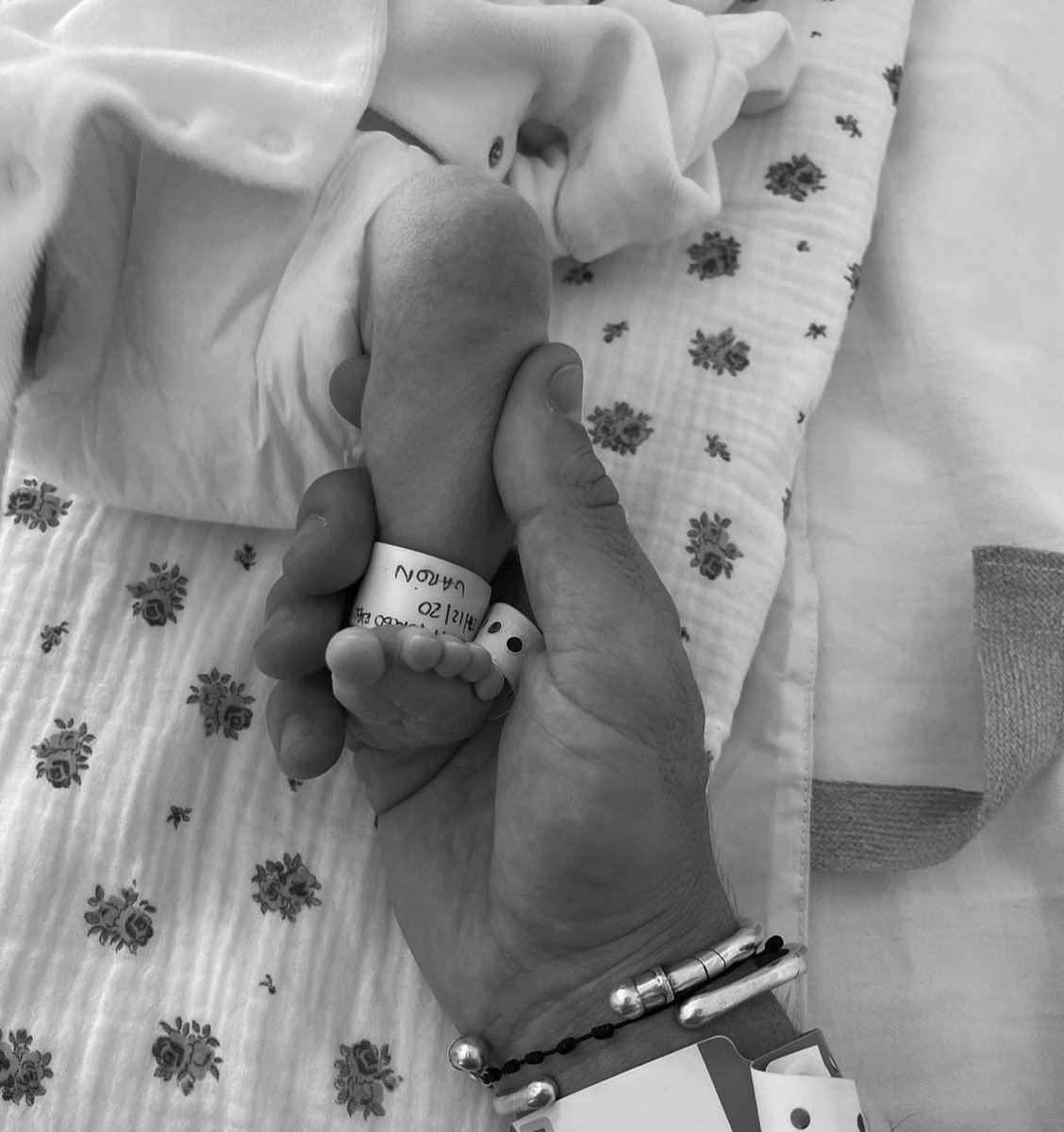 the world is brighter than the sun now that you're here.

Tyler L. Myers🤍
28.03.23