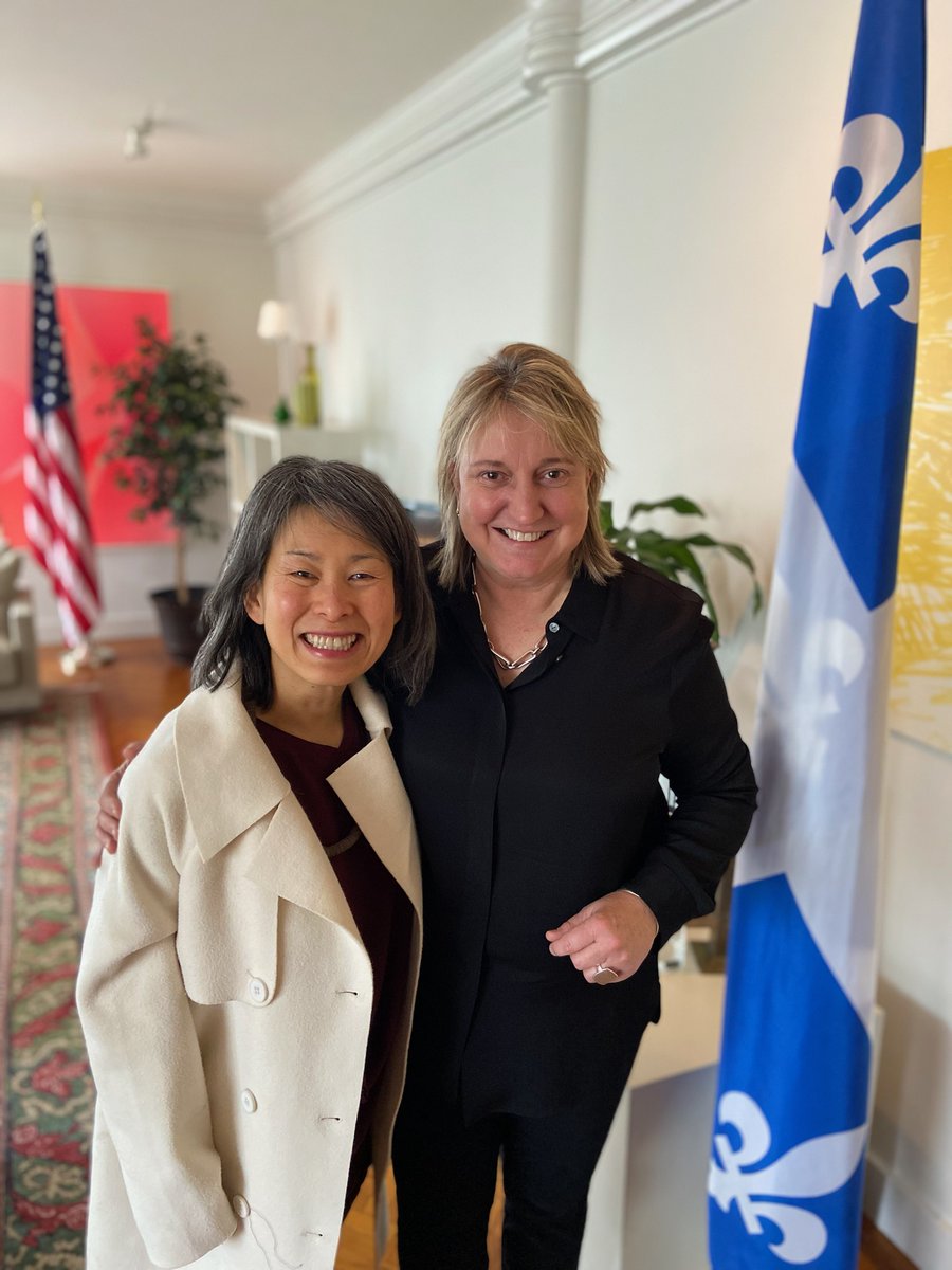 QuebecNewYork's tweet photo. La brillante et inspirante autrice québécoise Kim Thuy nous a rendu visite lors de son passage à #NY pour le lancement de son roman "Em".📖 Nous avons souligné combien les #québécois ont de quoi être fiers de leurs #artistes et #créateurs qui rayonnent à l'étranger !✍️🌎 https://t.co/OaXH23gI3C