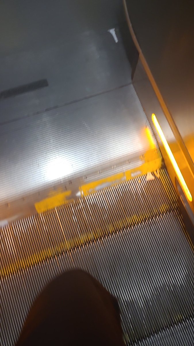 kayque2105's tweet photo. @metrosp_oficial  o que acontece na estação Tamanduatei que todos os dias as 18:00 essa escada rolante de acesso a CPTM está parada não tem ninguém para ligar ? E engraçado que só fica parada em horário de pico e melhor ver isso https://t.co/KO0h3S57Mz