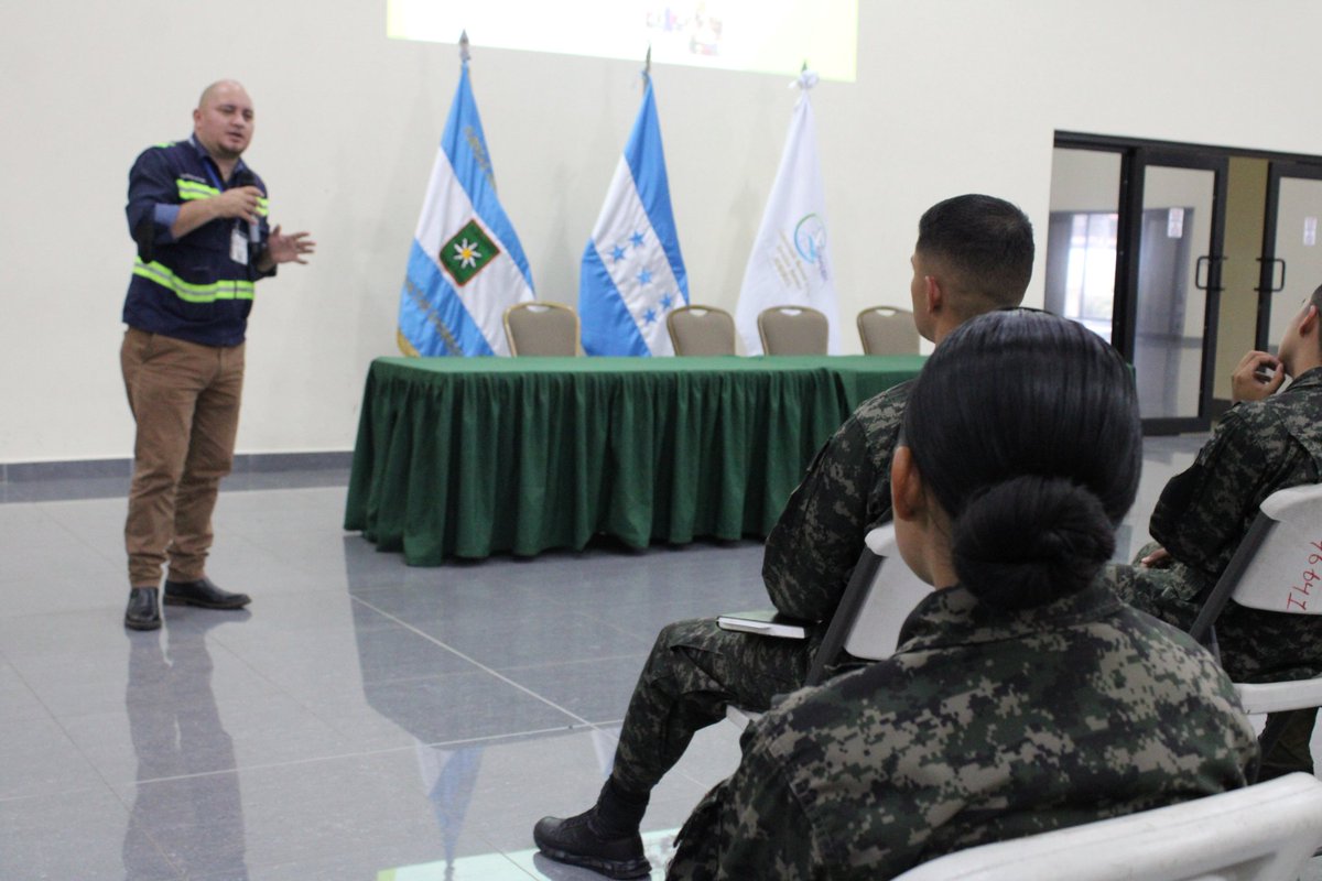 CONADEH's tweet photo. (1/2) 📌#Positivo| Personal de la Delegación Regional Centro Oriente, Unidad de Desplazamiento Forzado Interno #UDFI y la Defensoría de Movilidad Humana del #CONADEH, brindaron capacitación durante el curso: "#DDHH, Género y Prevención del Acoso", a miembros de la @FFAAHN. https://t.co/FDtpXhsH4y