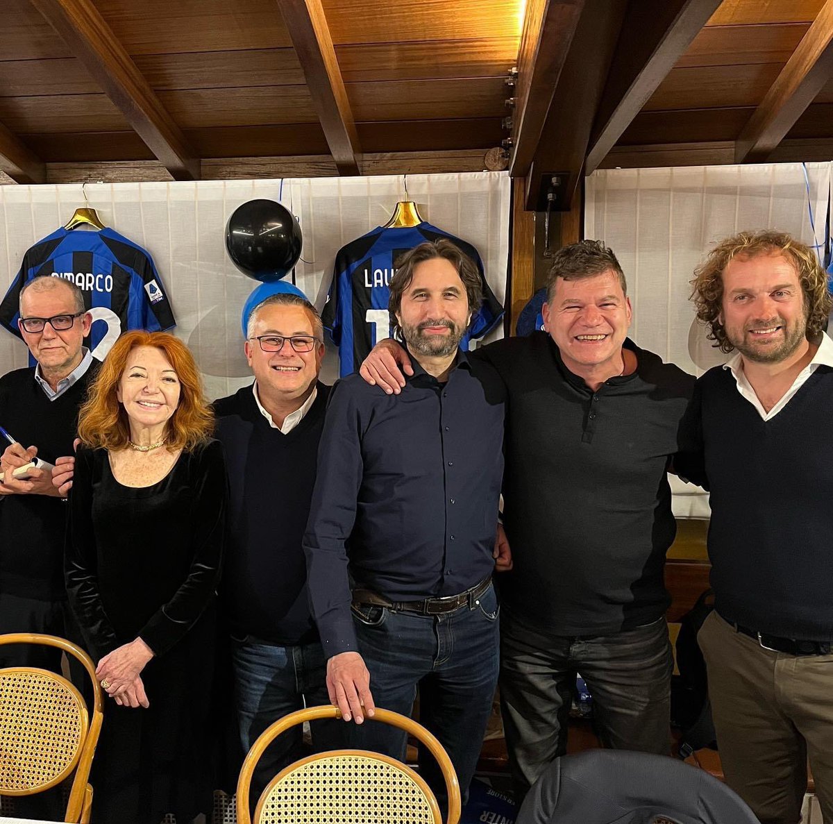 Bett_Calcaterra's tweet photo. Bellissima serata con gli amici dell’#InterClubImbersago.
#Inter #InterClub #Imbersago #ForzaInter https://t.co/OeBoiRbUZd