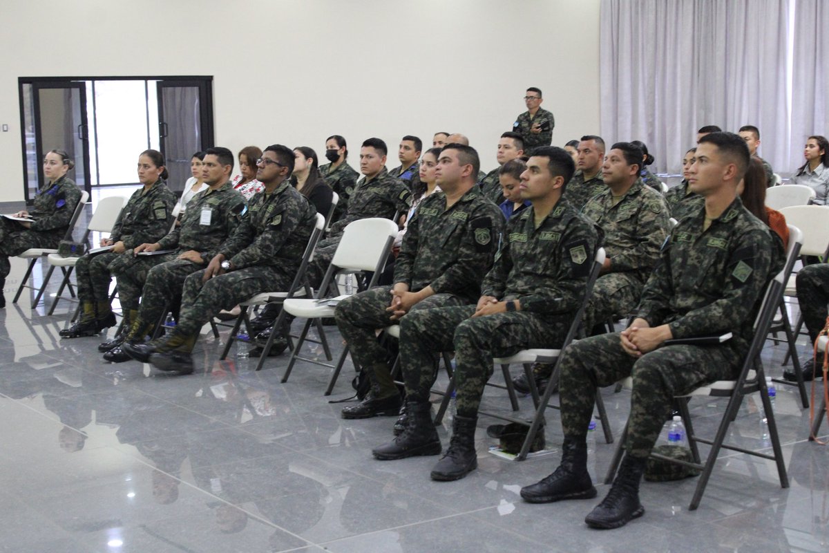 CONADEH's tweet photo. (1/2) 📌#Positivo| Personal de la Delegación Regional Centro Oriente, Unidad de Desplazamiento Forzado Interno #UDFI y la Defensoría de Movilidad Humana del #CONADEH, brindaron capacitación durante el curso: "#DDHH, Género y Prevención del Acoso", a miembros de la @FFAAHN. https://t.co/FDtpXhsH4y