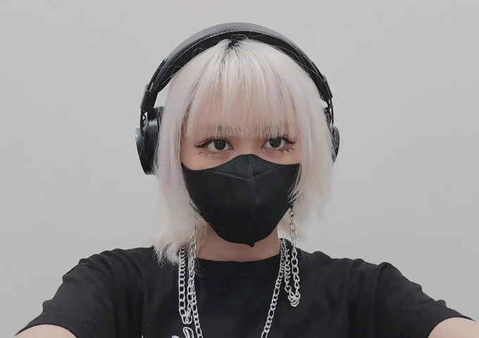 using twitter like a slam book pronouns : he/she/theyheight       : 5'3shoe size  : 8zodiac       :  gem  cap  scorsmoke       : vaperismtattoos      : 0piercings  : 2fav color   : violets, pinks, bluesfav drink   : milk tea / hot chocoif you  this, do it too  