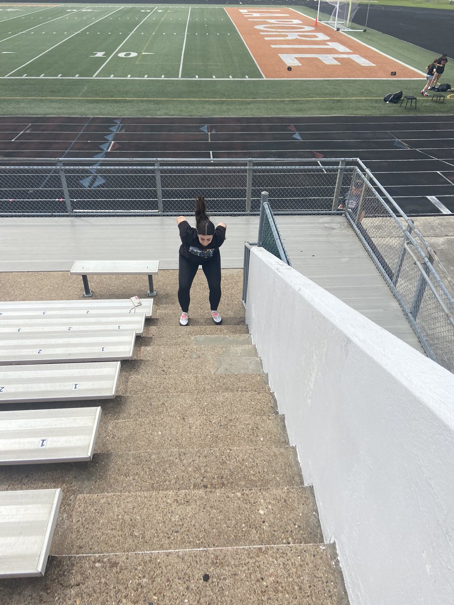 ErinWells03's tweet photo. Athlete Power Tuesday. #athletepower #LPThrows #discus #shotput #throwsuniversity @LaPorteRunning https://t.co/l21XqFwLrC