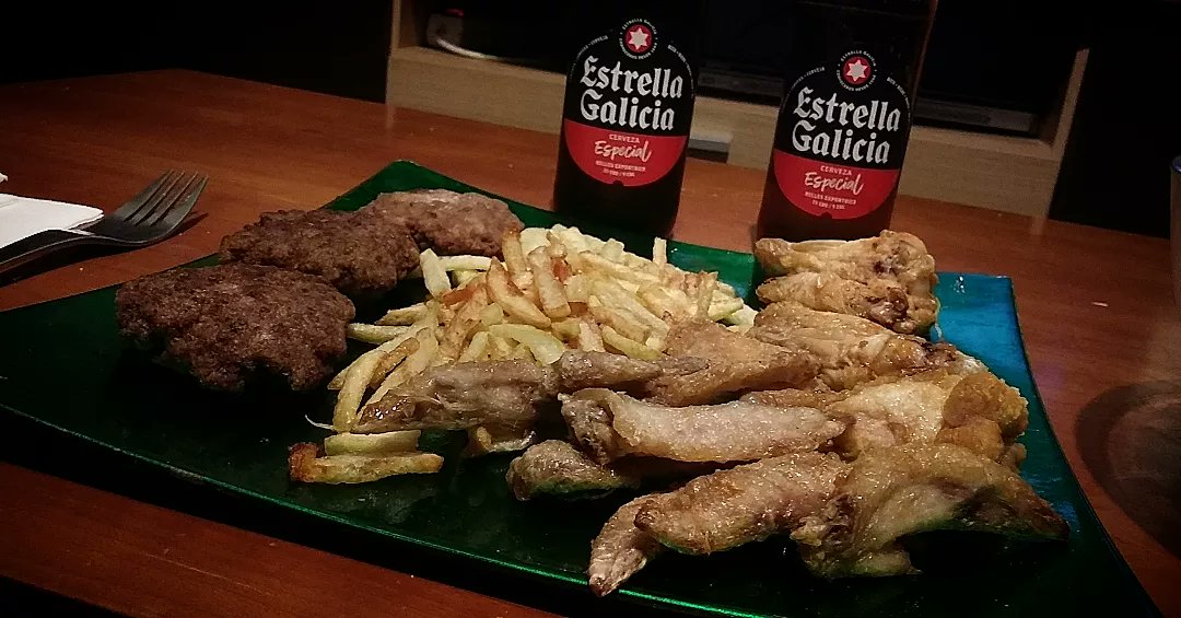 JesusPilar79's tweet photo. Hoy toca ver @MasterChef_es y picar algo con una buena @estrellagalicia #alasdepollo #patatasfritas #filetesrusos y #ensalada #AlLio 😋💪🍺 https://t.co/rNBcHpSPUp
