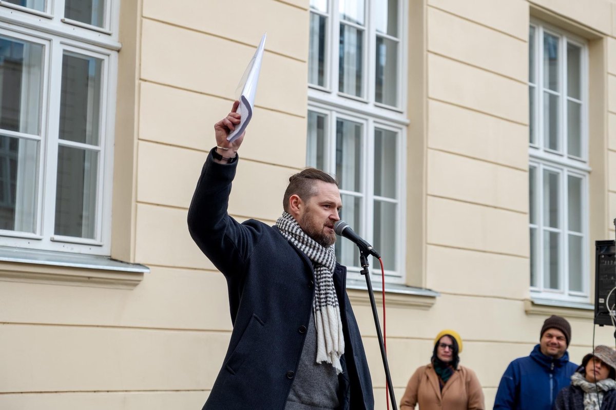 filda_ou's tweet photo. Děkan @RobertAntonin na @HodinaPravdy při @FF_UP :
#FFOU dnes dělá revoluci, stejně jako #OU v roce 1989. Ne kvůli akademikům a akademičkám. Ale kvůli našemu studentstvu, které si zaslouží kvalitní vyučující a zázemí. A kvalita se musí zaplatit. https://t.co/UDzl7pdZJx