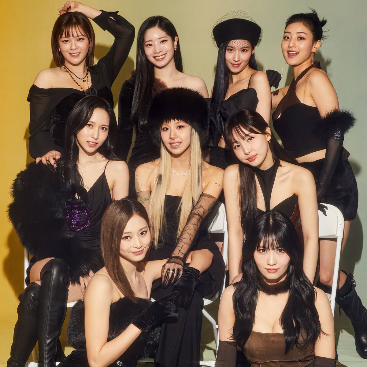 TWICEnotic's tweet photo. INFO||“READY TO BE”  se convierte en su segundo álbum en pasar 2 semanas en el Top 15 de Billboard 200

#TWICE #트와이스 
@JYPETWICE https://t.co/V1CGL5IOUo