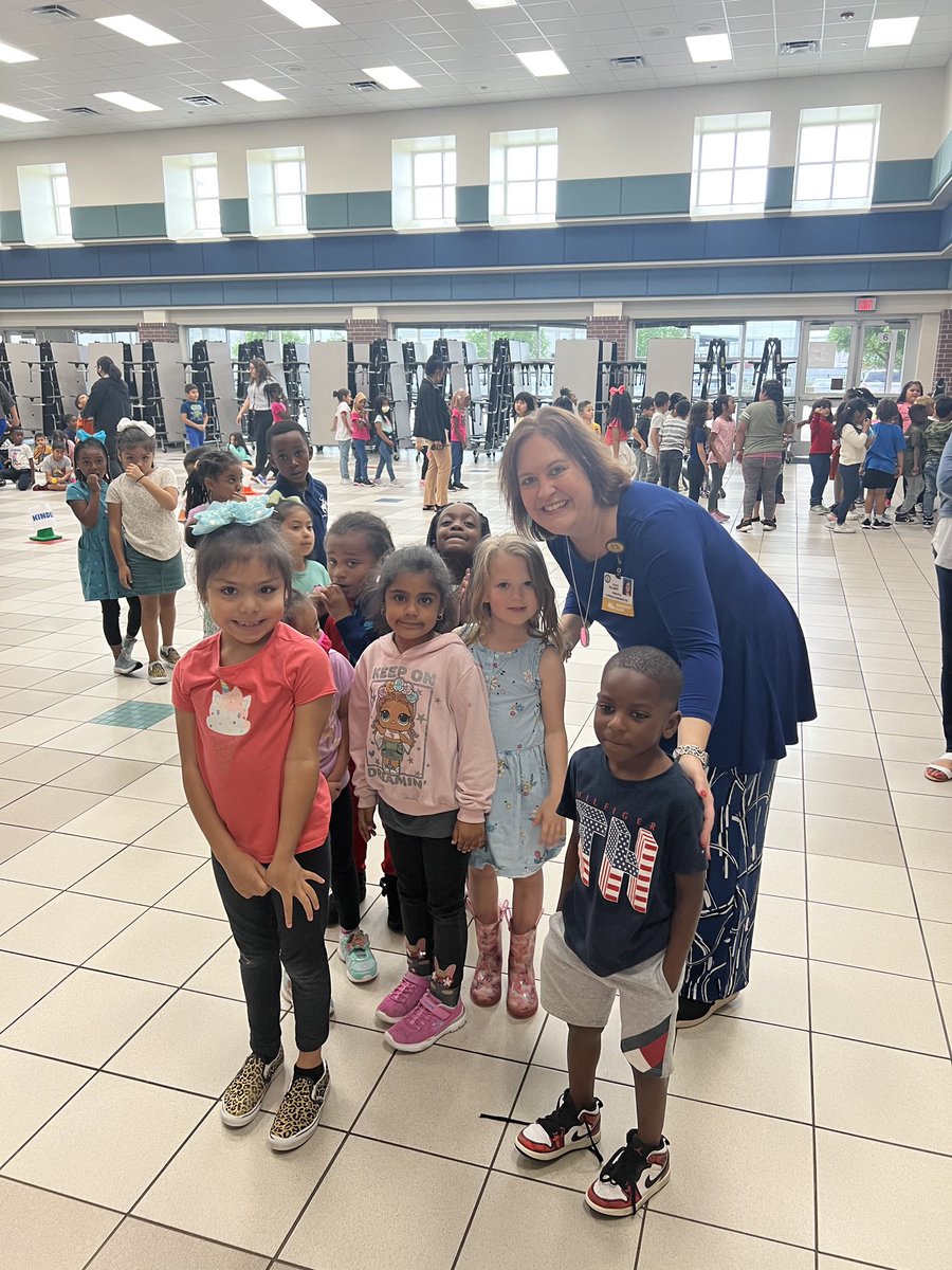 PrinSilliman's tweet photo. I had such a great time at @MRobinsonElem today meeting the future students of @BrosnahanES They were so excited to learn about their new school! We had a blast talking about what our mascot will be. Voting began! Stay tuned for an announcement Friday! @CyFairISD #58isgreat https://t.co/baJ7kATwdo