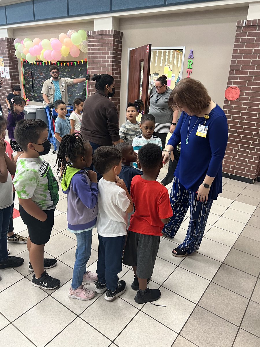 PrinSilliman's tweet photo. I had such a great time at @MRobinsonElem today meeting the future students of @BrosnahanES They were so excited to learn about their new school! We had a blast talking about what our mascot will be. Voting began! Stay tuned for an announcement Friday! @CyFairISD #58isgreat https://t.co/baJ7kATwdo