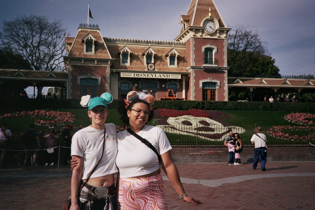 Tadersa's tweet photo. POV: it’s 1995 and you take your kids to disneyland for the first time https://t.co/pgyvEnttVp