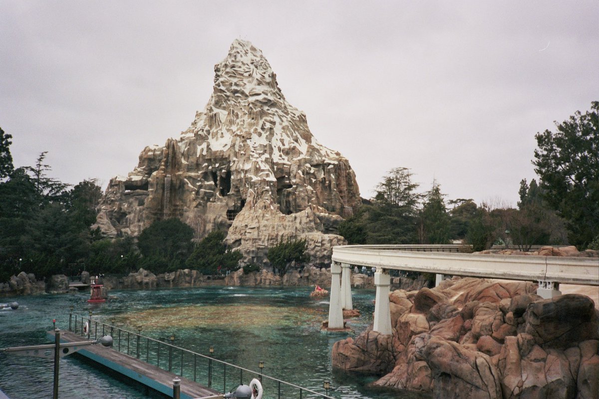 Tadersa's tweet photo. POV: it’s 1995 and you take your kids to disneyland for the first time https://t.co/pgyvEnttVp
