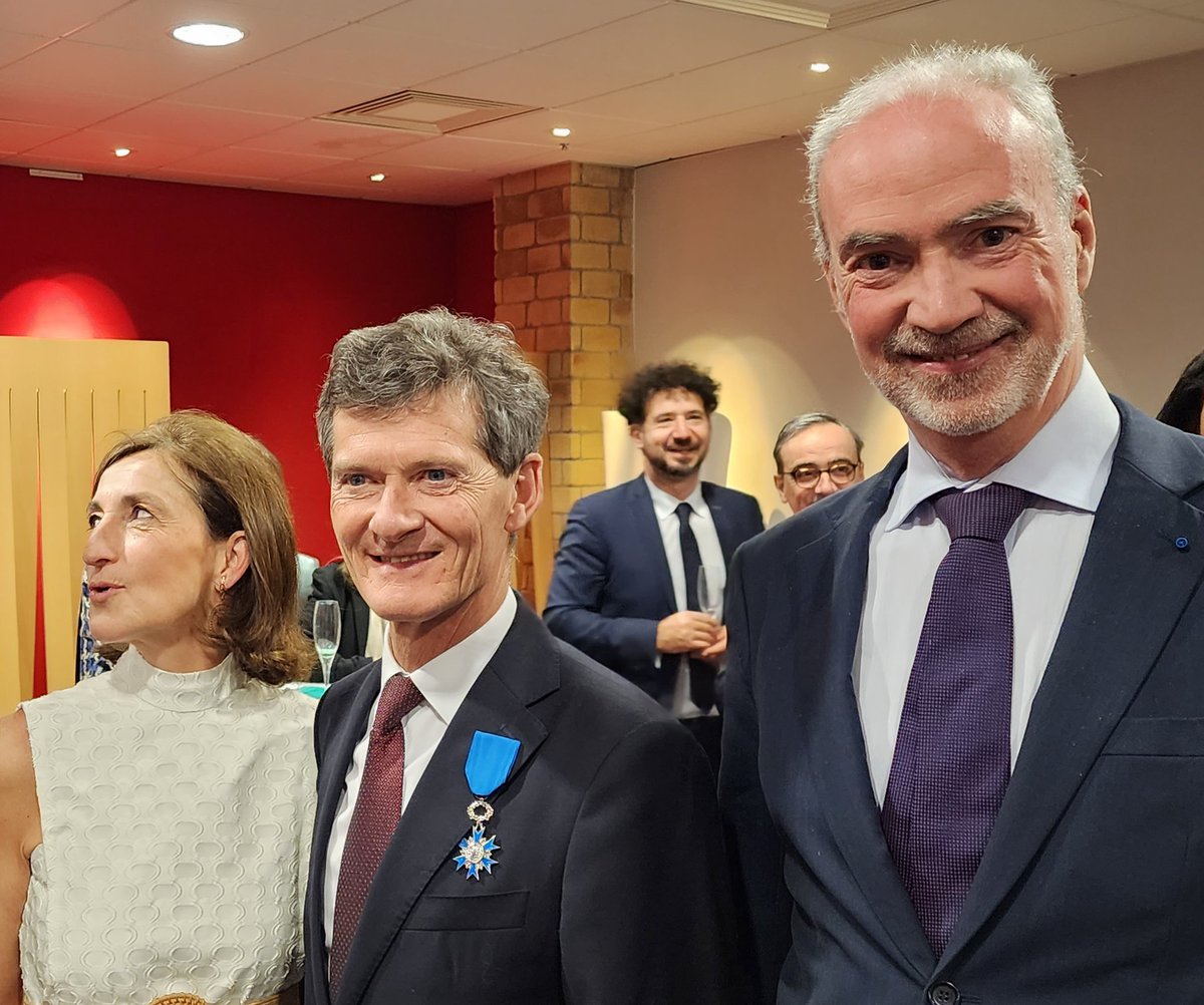 EdePoncins's tweet photo. Bel hommage mérité rendu à @CarlosCordoue Directeur du @CreditAgricole #Ukraine par le PDG du CA @PhilippeBrassac pour son action exemplaire. Les équipes du CA #Ukraine sont toujours restées au côté des Ukrainiens agressés par la 🇷🇺. Bel exemple de solidarité 🇫🇷🇺🇦 en acte. 👏👏👏 https://t.co/hNNKMzEpLC