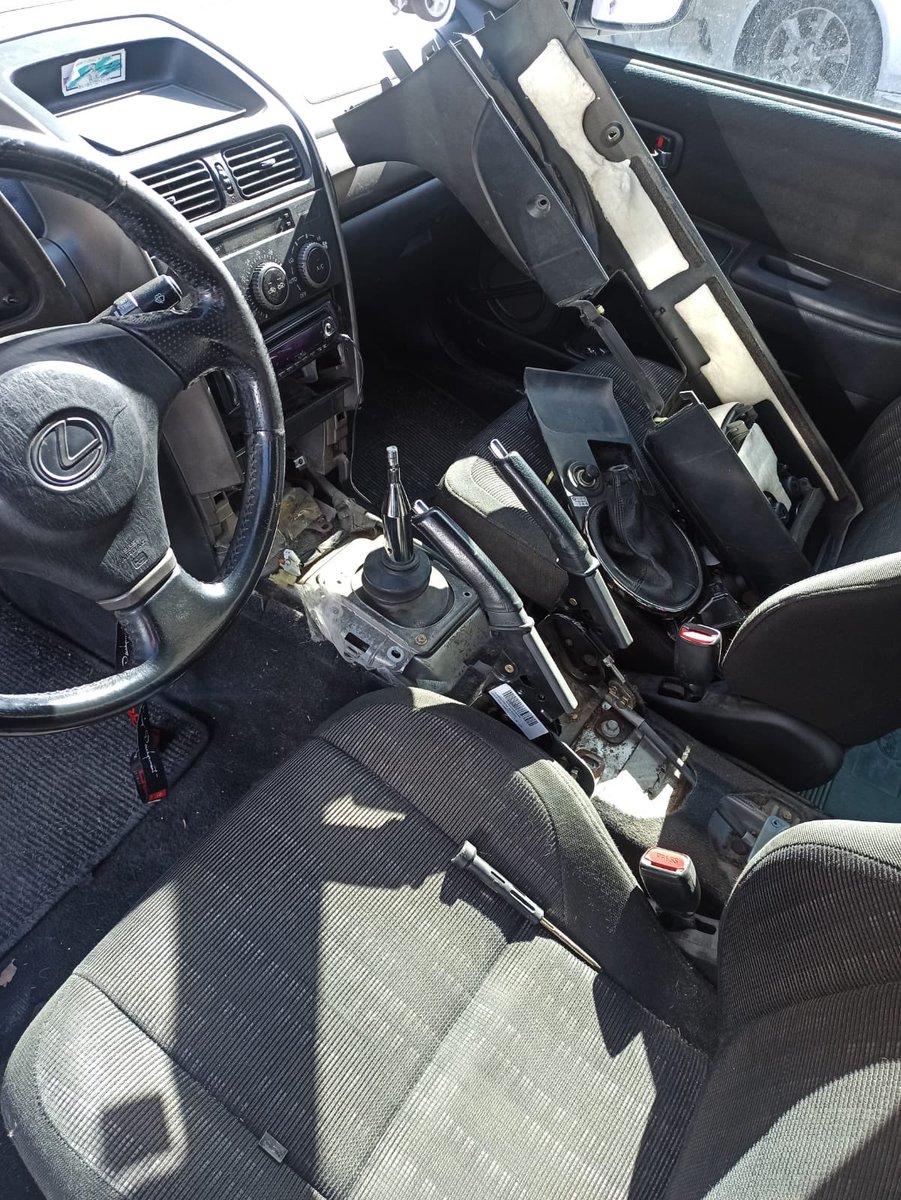 Siniestrauto's tweet photo. Obviando las piezas que están desmontadas, ¿alguien ve algo raro aquí? 🧐

#carparts #Lexus #XE10 #Curiosidades https://t.co/EboWUQ0Qxk