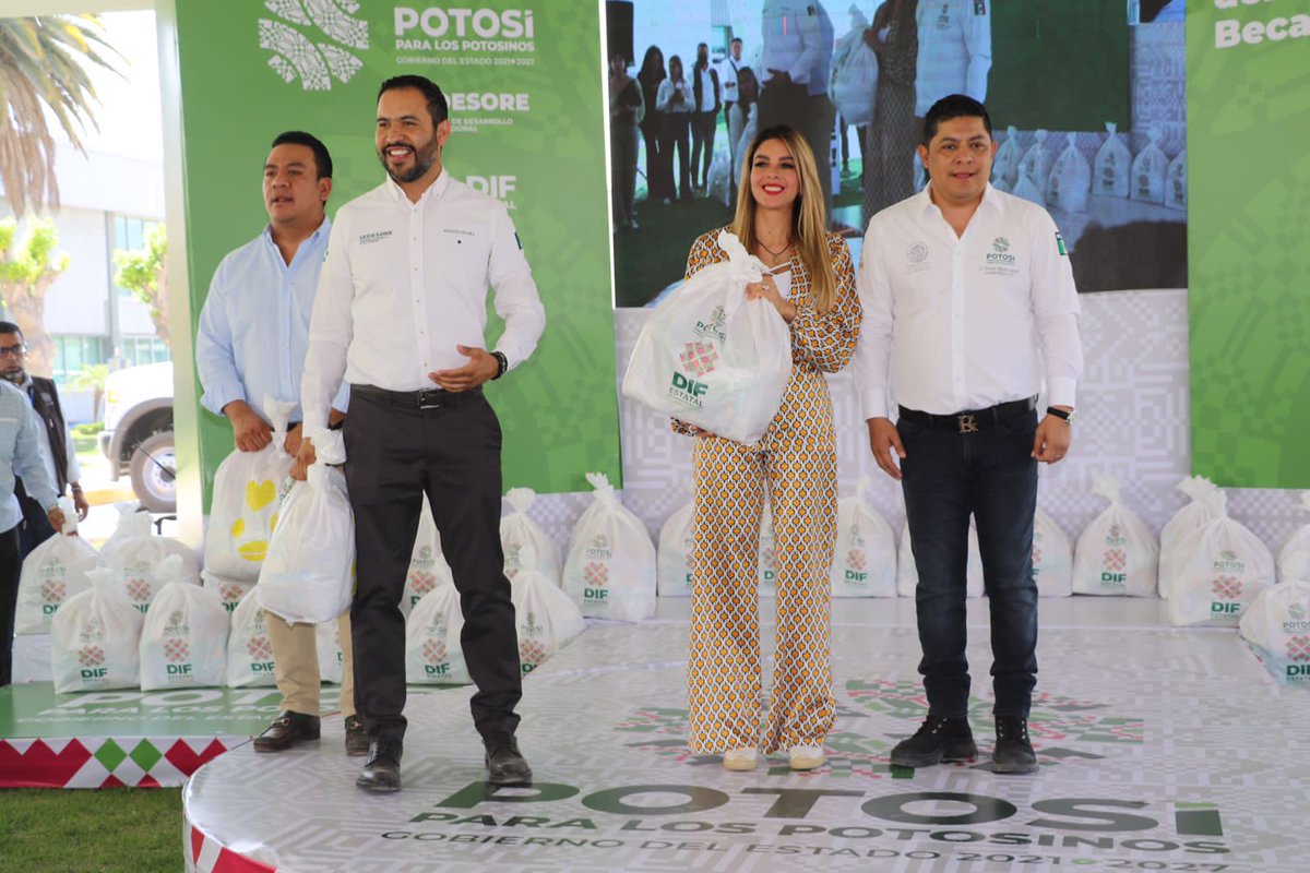 SEDESORESLP's tweet photo. El Gobernador del Estado, Ricardo Gallardo Cardona acudió con los titulares de #DIFEstatalSLP; el Secretario General ; #sedesoreslp ; #SEDECO; y el secretario del Trabajo  a la empresa BOSH para la entrega del programa alimentario de sus trabajadores.
El cambio #YaSeNota https://t.co/yIMlgFgLin