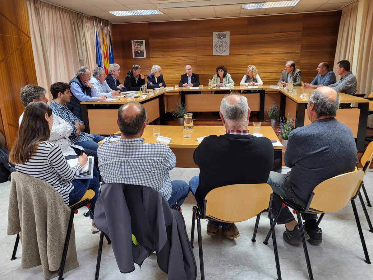 govpirineuiaran's tweet image. La #consellera @accioclimatica @TeresaJorda ha participat aquesta tarda a l'@AjTremp en una reunió amb la Comunitat de Regants de la Conca de #Tremp  i posteriorment amb la Plataforma @SalvemLo per tal de parlar i debatre sobre els reptes i necessitats del #territori