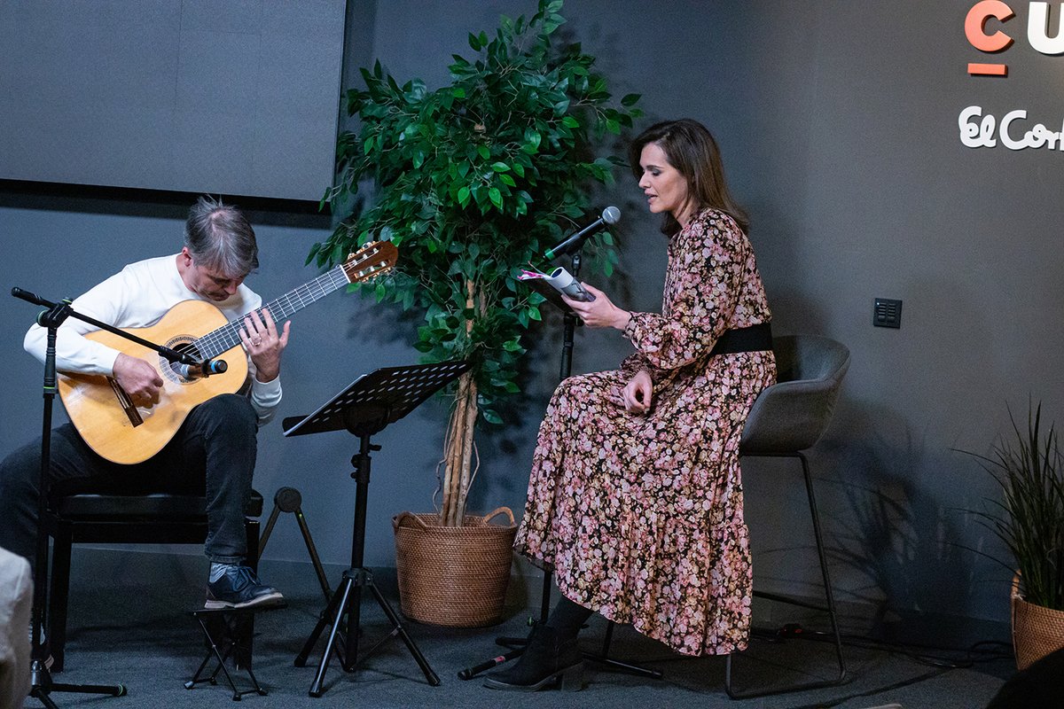 Qué buena la presentación de mi amigo @FerranGarrido esta tarde en @elcorteingles @ambitocultural 
Sus poemas son una auténtica belleza. De esos que emocionan. #ALaTierraTeEscribo es una joya. ¡Enhorabuena! @Olelibros